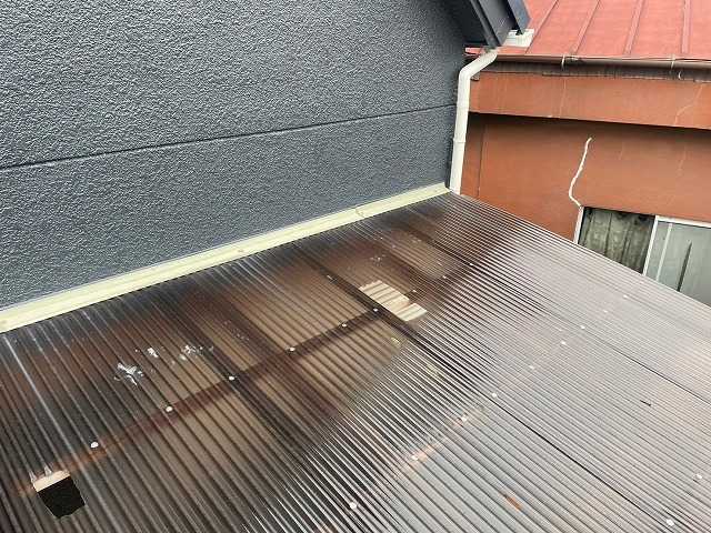 補修跡がある波板屋根